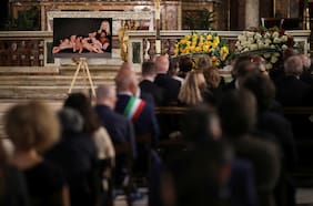 Familiares, admiradores y autoridades italianas le dan el último adiós a Raffaella Carrà en Roma