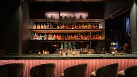 Backroom: el bar de jazz que reúne música en vivo, más de 150 whiskies de todo el mundo y preparaciones de autor