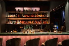 Backroom: el bar de jazz que reúne música en vivo, más de 150 whiskies de todo el mundo y preparaciones de autor