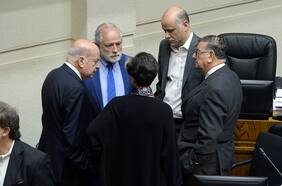 Límite a la reelección: Más de 100 militantes rechazan postura de senadores socialistas en antesala de Comité Central