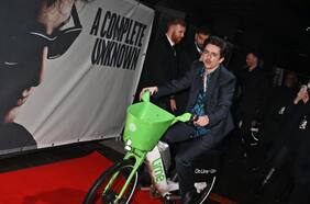 Timothée Chalamet recibió una multa de 79 dólares por estacionar mal la bicicleta en el estreno de “Un completo desconocido”