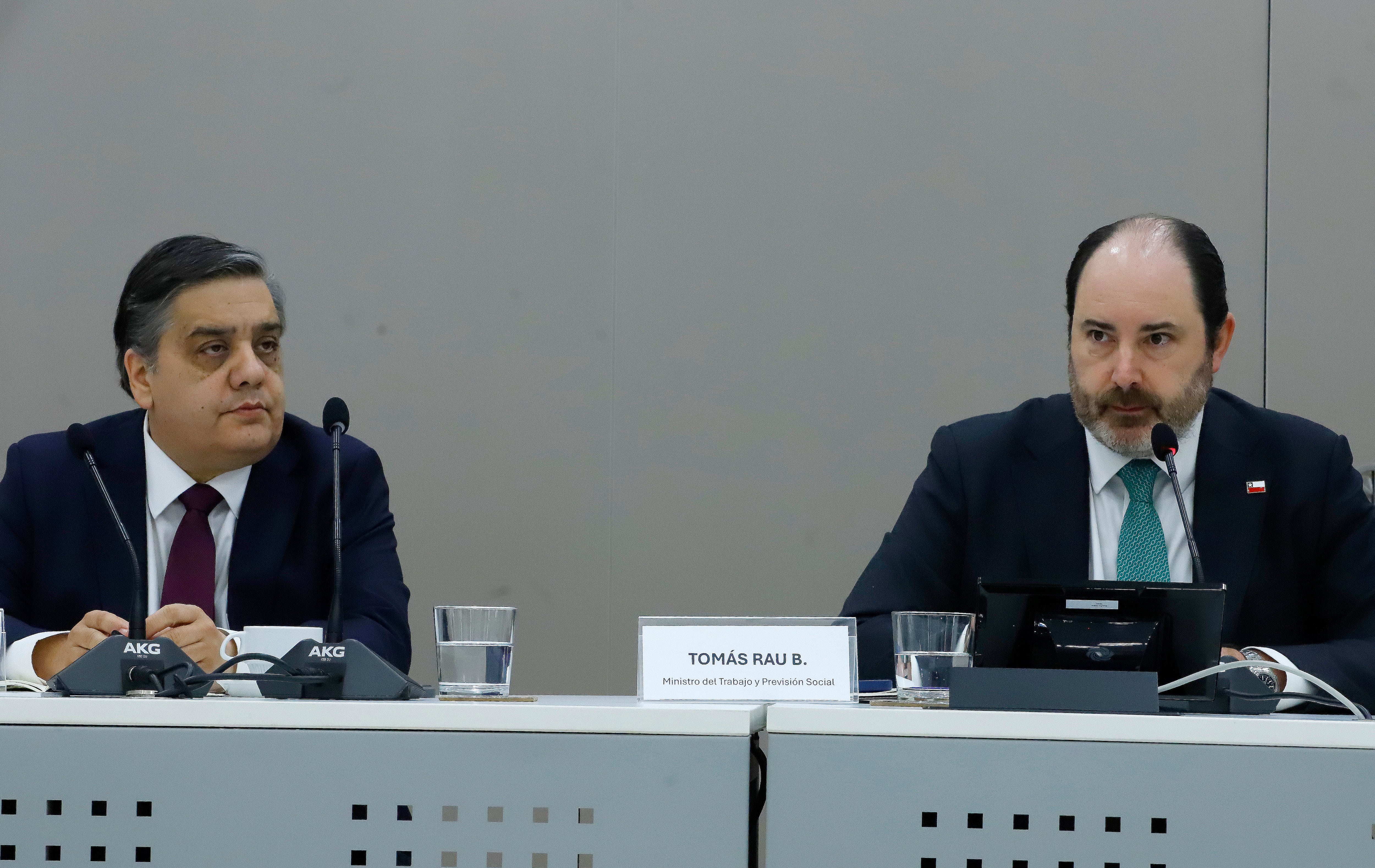 Tomás Rau, ministro del Trabajo y David Bravo, economista y presidente de la mesa laboral.