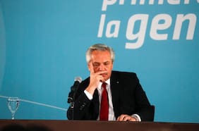 Procesan a Alberto Fernández en el caso de los seguros por “negociaciones incompatibles” con su cargo de Presidente