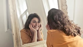 ¿Funcionan las afirmaciones positivas para ser feliz? Esto dice un psicólogo