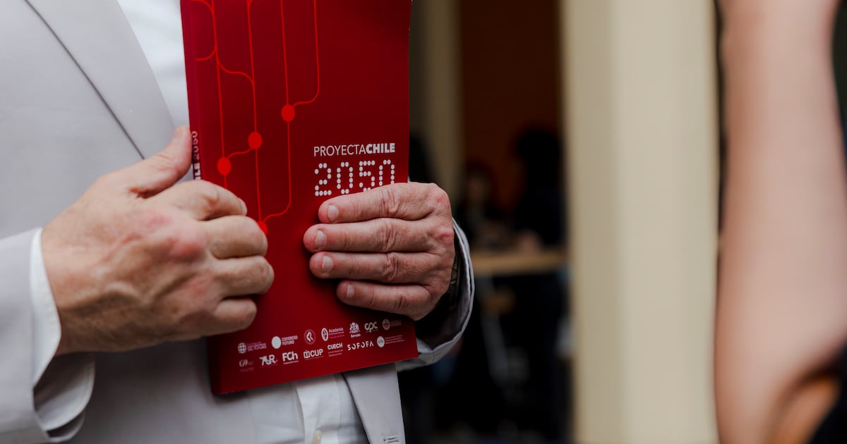 Proyecta Chile 2050: candidatos presidenciales reciben propuestas hechas por más de 2.000 expertos