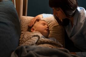 Cómo ayudar a un hijo o hija con problemas para dormir