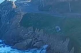 Madre e hijo sobreviven tras caer a un roquerío en Concón: auto perdió el control en plena curva