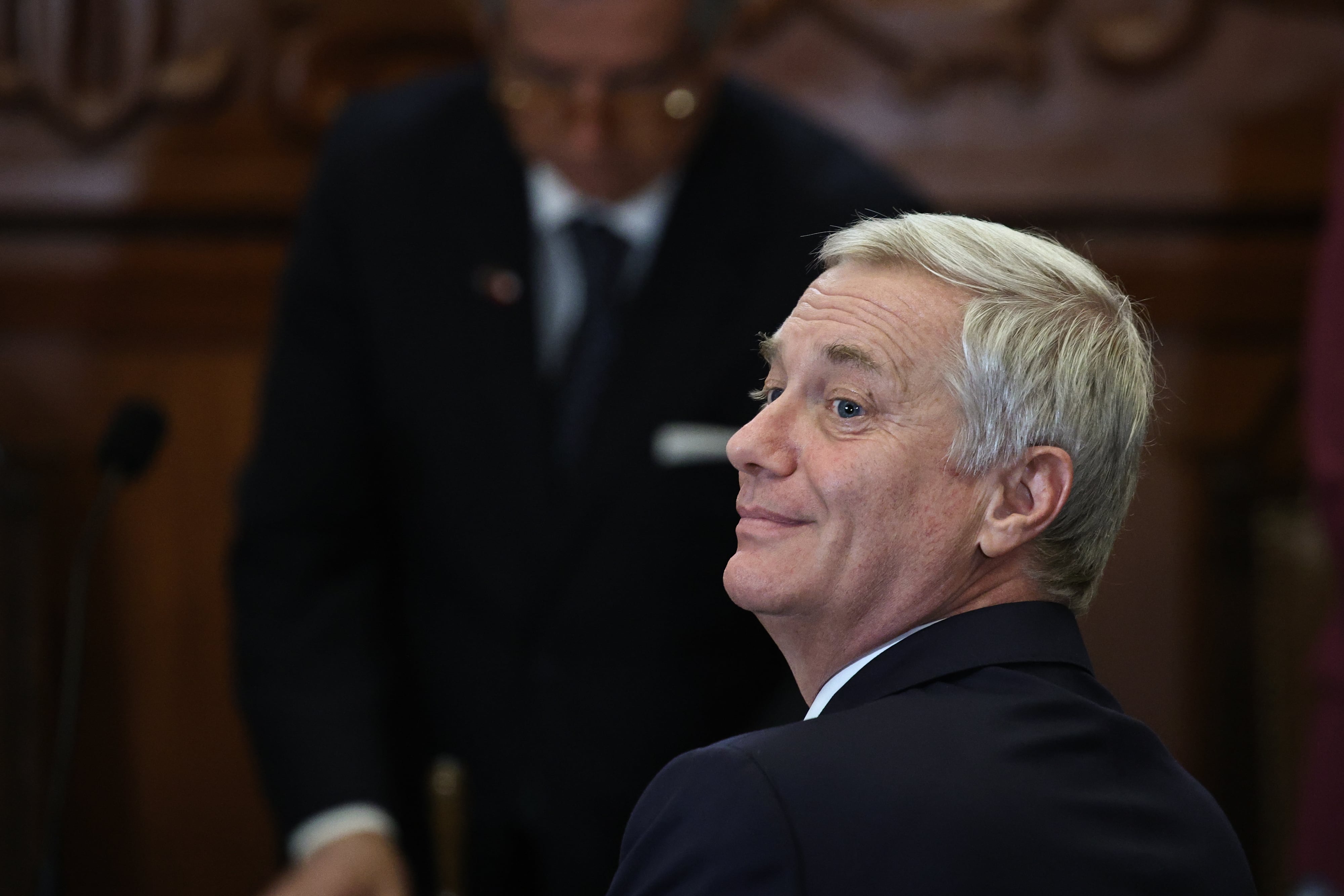 Kast arma su gabinete con un círculo íntimo de confianza