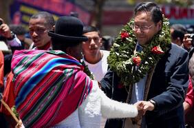 Presidente de Bolivia pide “nombres y apellidos” de responsables tras fiasco por donación de auto robado en Chile a comunidad indígena