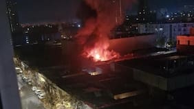 Incendio en cité de Santiago centro alcanzó tres viviendas y destruyó una casa completa
