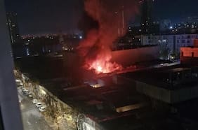 Incendio en cité de Santiago centro alcanzó tres viviendas y destruyó una casa completa