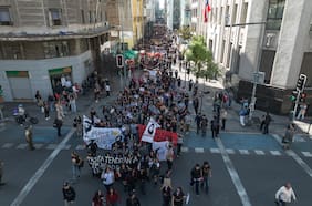 Marcha de estudiantes contra medidas del gobierno: Metro cerró acceso y Carabineros usó el carro lanza aguas