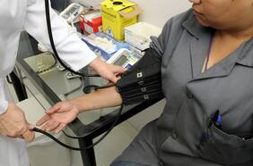 En qué consisten y cómo operan los seguros médicos internacionales, la alternativa a isapres y Fonasa