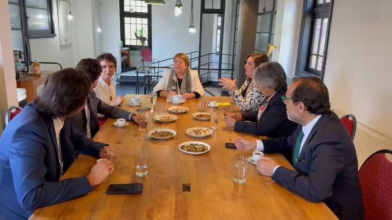 Bachelet promete no tomar partido por ningún abanderado e intenta calmar los ánimos en el oficialismo - La Tercera