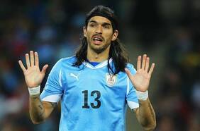 Se volvió Loco en Perú: Sebastián Abreu destroza el VAR con un puñetazo y da la vuelta al mundo