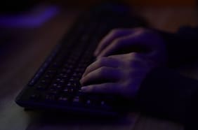 Cada vez más niños hablan con desconocidos en internet: cómo prevenir casos de acoso y abuso