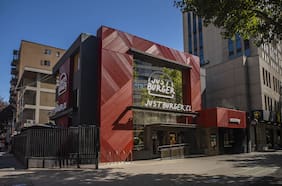 Cadena de hamburguesas Just Burger obtiene certificación como empresa B