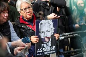 Julian Assange obtiene un aplazamiento temporal de su extradición a EE.UU.