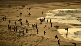 Dos detenidos tras un ataque a tiros contra bañistas en la playa de Bondi en Australia que deja 10 muertos