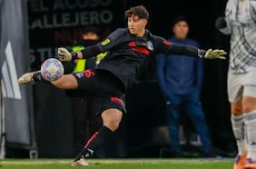 “No juega contra el entorno, sino contra un balón”: cómo Gabriel Maureira debe soportar su primer Superclásico