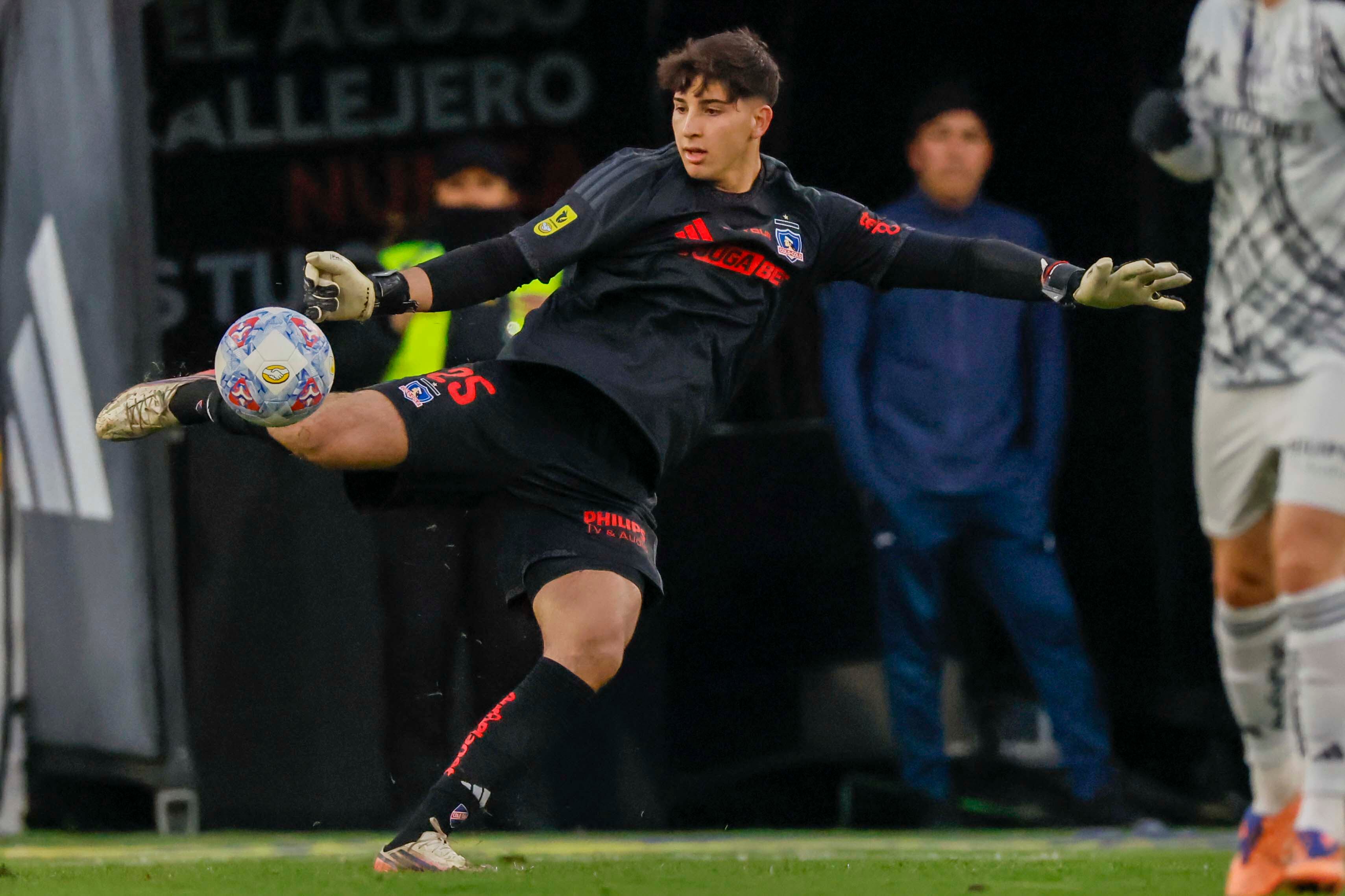 “No juega contra el entorno, sino contra un balón”: cómo Gabriel Maureira debe soportar su primer Superclásico
