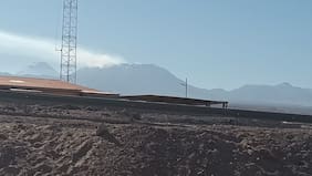 Volcán Láscar en Antofagasta emite fumarola que alcanza los 1.100 metros de altura: Sernageomin mantiene monitoreo en la zona