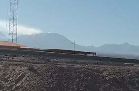 Volcán Láscar emite fumarola que alcanza los 1.100 metros de altura: Sernageomin mantiene monitoreo en la zona