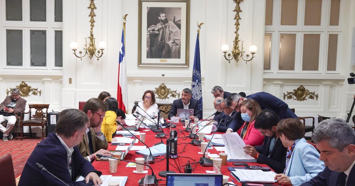 Ley de Inteligencia: parlamentarios alzan quejas por ausencia del gobierno en discusión que atañe a Elizalde y a Cordero