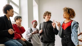 “Qué cringe” y “estoy en mi prime”: los modismos que cambiaron el lenguaje de los jóvenes chilenos