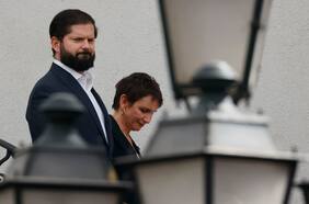 Caso Monsalve golpea a La Moneda: aprobación del Presidente Boric cae a 27% y la de ministra Tohá se desploma a 35%