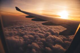 La pareja que tuvo que viajar junto al cadáver de una mujer en un avión