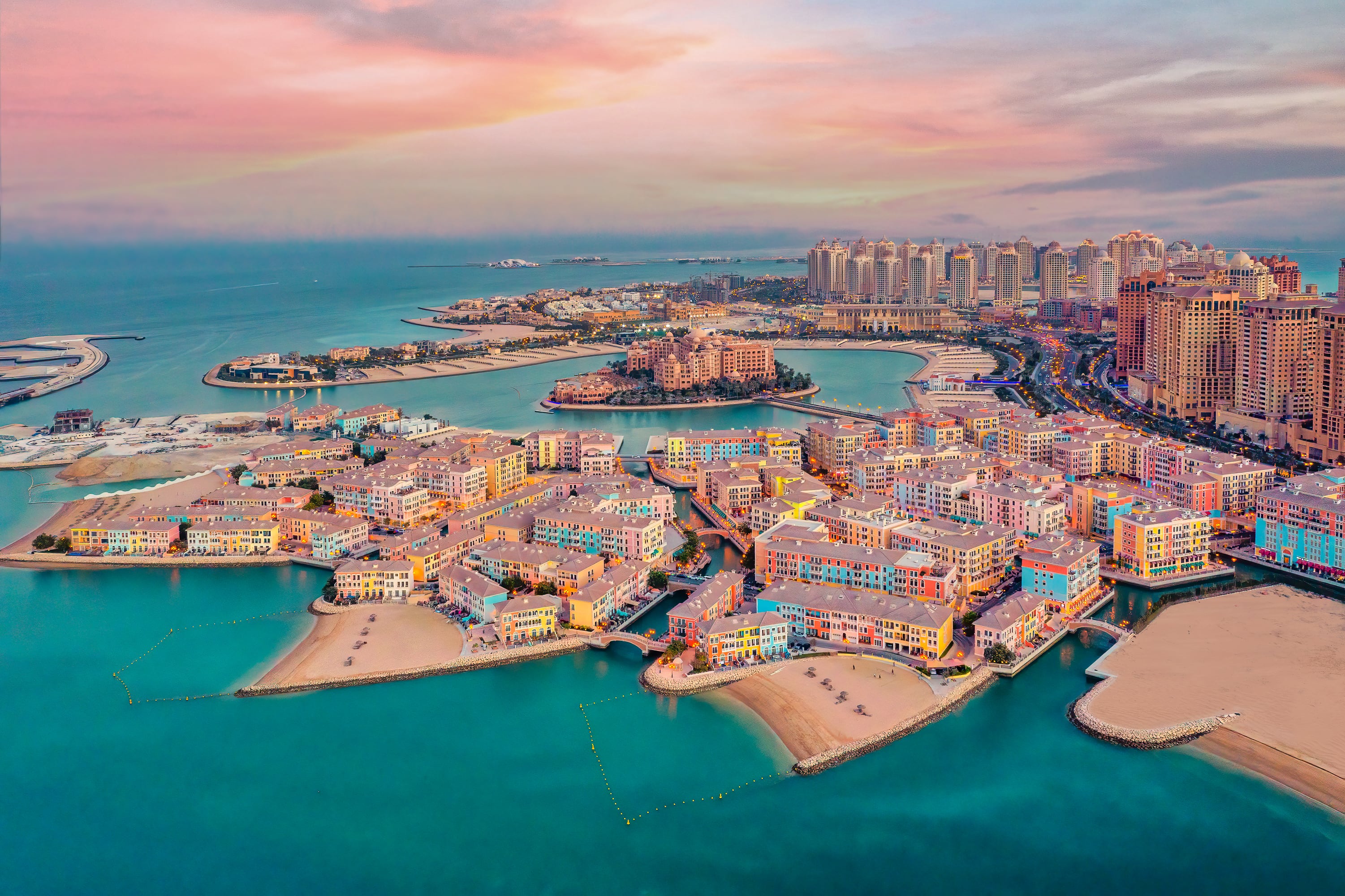 La Perla de Qatar es una isla artificial que simboliza el lujo y la vida costera en Doha, con tiendas, casas y marinas en un mismo espacio. Es también un símbolo de la modernización e innovación urbana en el país.