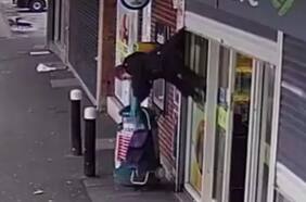 Mujer de 71 años sufre un percance con la cortina de un supermercado y el centro comercial viraliza el momento con un particular comunicado