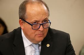 Tres versiones para una misma historia: fiscal nacional se enfrenta a defensa de Hermosilla por reunión con Chadwick