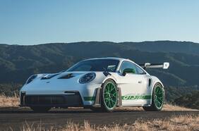 Porsche Carrera RS 2.7 cumple 50 años y la marca lo homenajea de manera especial