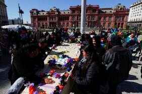 Argentinos retiran más de US$1.000 millones de cuentas bancarias ante agitación política