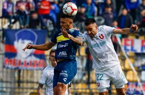 La U lo gana en los descuentos a Everton y se mantiene en el primer lugar de la tabla