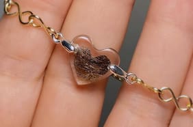 Las impresionantes joyas hechas con cenizas humanas que son virales en Instagram y TikTok