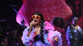 Bomba Estéreo cierra la segunda noche de Viña con un llamativo escenario con hongos, Flor de Rap y su hit con Bad Bunny