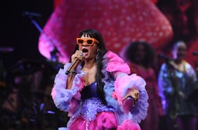 Bomba Estéreo cierra la segunda noche de Viña con un llamativo escenario con hongos, Flor de Rap y su hit con Bad Bunny