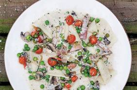 Pappardelle con arvejas, jamón, champiñones y salsa liviana de estragón y parmesano