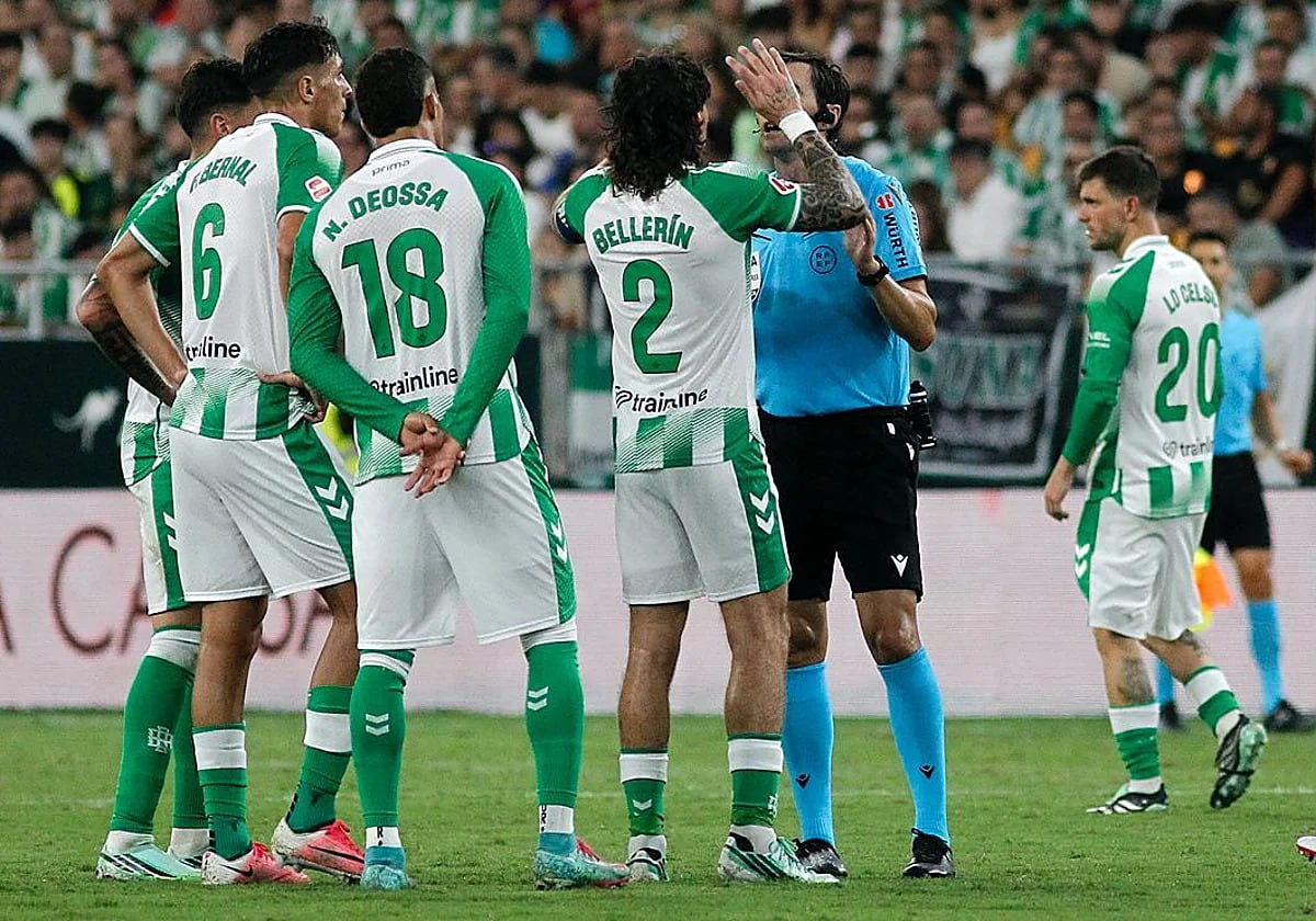 Capitán del Betis estalla por la polémica caída ante Barcelona: “Hay dos jugadas dudosas; una la castiga y otra la premia”