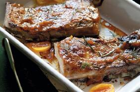 Costillar de cordero con salsa BBQ de damascos secos, romero y cerveza de miel