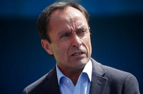 El gesto del ministro Jaime Pizarro en señal de duelo por el asesinato de los tres carabineros en Cañete