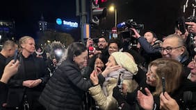 María Corina Machado saluda a sus seguidores después de llegar a Oslo