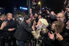 María Corina Machado saluda a sus seguidores después de llegar a Oslo