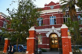 Desórdenes afuera del Liceo Barros Borgoño: encapuchados lanzan más de 50 bombas molotov a Carabineros