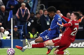 Nuevo líder en la Premier League: Liverpool cae en la agonía ante Chelsea y le cede la cima al Arsenal