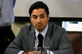 Diputado Álvaro Carter (UDI) se retira de responso en memoria de carabineros asesinados y acusa que el gobierno quiere “blanquear su imagen”