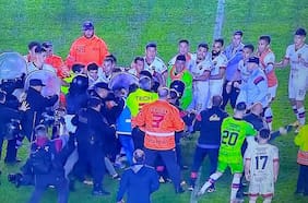 Final escandalosa en Argentina: Jugadores de Patronato se trenzan a golpes con la policía tras la derrota con Barracas Central